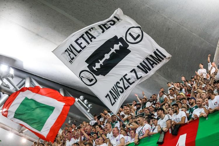 记者:欧足联应调查决赛前场外发生的那些耻辱事件 记者:欧足联应调查决赛前场外发生的那些耻辱事件